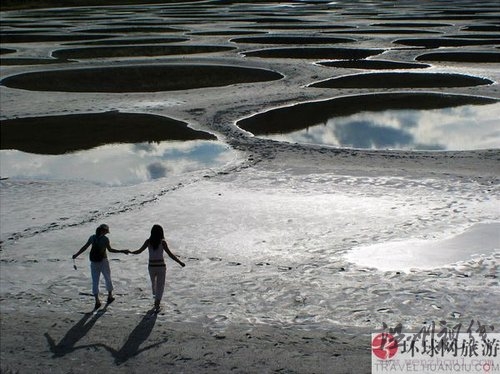 絕美奇觀：加拿大神秘斑點(diǎn)湖(組圖)