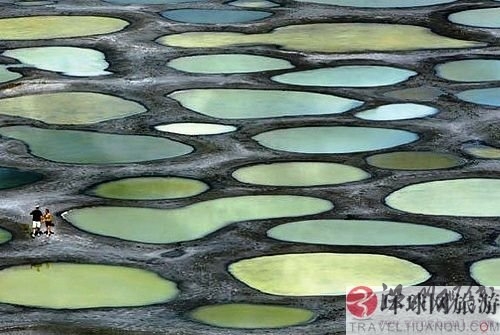 絕美奇觀：加拿大神秘斑點(diǎn)湖(組圖)