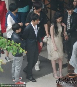 <b>劉亦菲的男助理幫她提裙擺 劉亦菲看起來并不覺得尷</b>