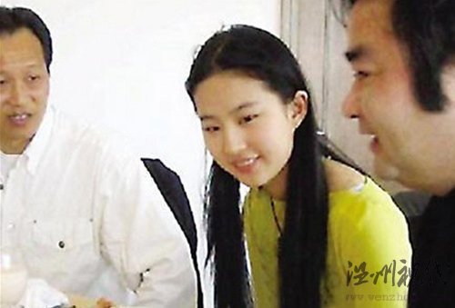 劉亦菲等陪酒照曝光 網友：神仙姐姐下凡塵(圖)