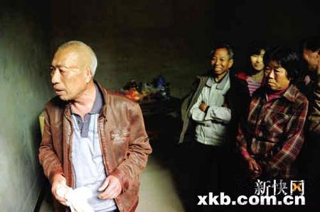 趙作海在姐姐家里,聽了大家的意見,很是糾結。