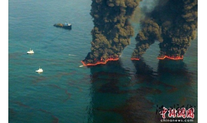 美鉆井平臺事故海底漏油照曝光