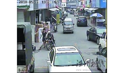 溫州出現＂飛車黨＂當街揮刀奪包 市民掄板凳沖上去
