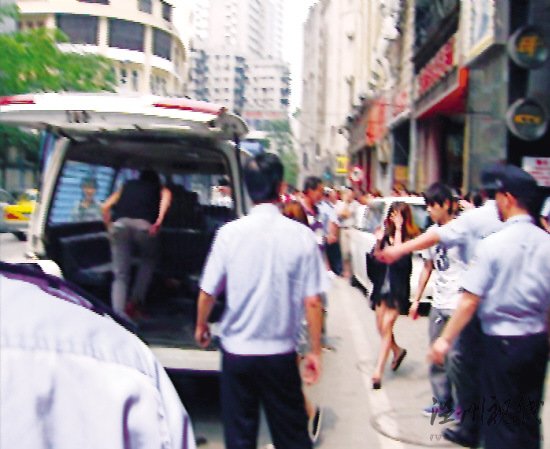 廣州警方荷槍實(shí)彈清查KTV帶回近600人調(diào)查(圖)