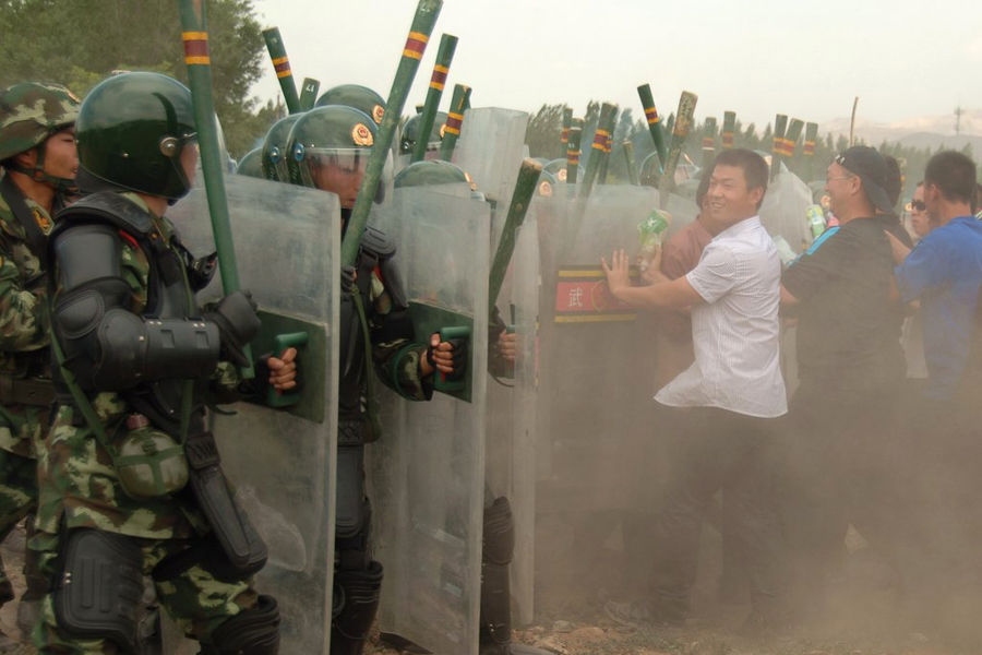 烏魯木齊舉行千人防暴演