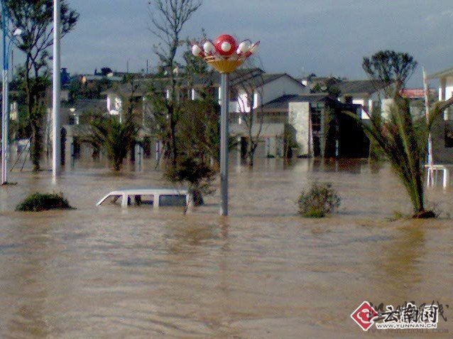 快訊：云南網(wǎng)記者趕到馬龍縣 被困城邊無法進入(組圖)