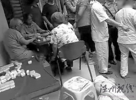 老人打麻將倒地身亡 鄰桌視而不見仍酣戰(zhàn)(圖)