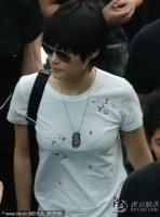 李宇春現身引多名保鏢護駕 緊身T恤露上圍曲線