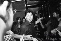 昆明警方掃黃沖進娛樂會所 姑娘淡定喊歡迎光臨