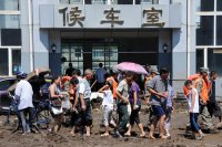 直擊吉林永吉特大洪災(zāi)：水庫(kù)決口火車車廂被沖上街