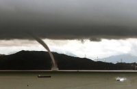 “龍吸水”“水龍卷”奇觀驚現深圳 全程持續十余分