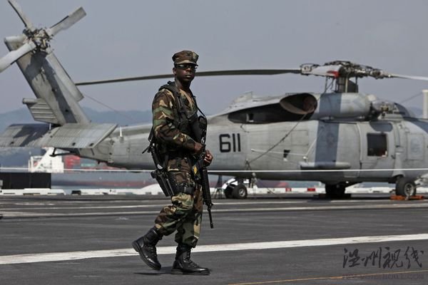 資料圖片：美軍士兵在航母甲板上巡邏。