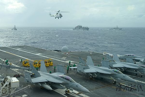 2010年8月9日，太平洋，美國海上補給司令部下轄的干貨與彈藥補給船USNS Amelia Earhart (T-AKE 6)正在為美國海軍&ldquo;華盛頓&rdquo;號核動力航母(CVN 73)進行補給，一架SA-330J美洲豹直升機正在對&ldquo;華盛頓&rdquo;號進行垂直補給。