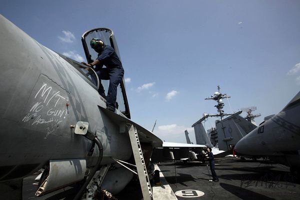 資料圖片：一名機師正在檢修航母上的&ldquo;大黃蜂&rdquo;艦載戰斗機。&ldquo;華盛頓&rdquo;號航母上共裝載有超過70架艦載飛機。