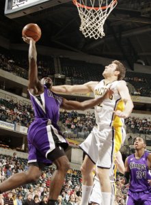 埃文斯復(fù)出準(zhǔn)3雙難救主 國王不敵步行者遭5連敗