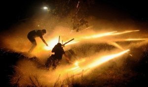 復活節(jié)的特殊煙花－希臘小島民眾發(fā)射數(shù)千土制火箭