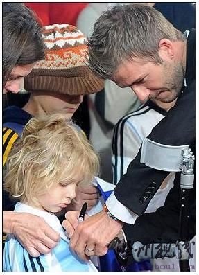 成熟小貝早已不計前嫌 欣然在阿根廷戰袍上簽名