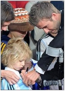 成熟小貝早已不計前嫌 欣然在阿根廷戰袍上簽名