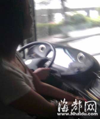 公交司機(jī)因開車涉嫌與人調(diào)情被停工(圖)