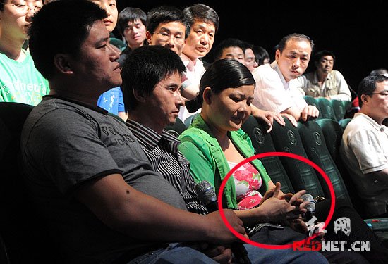 犀利哥錄節目不敢上臺家人否認靠其吸金(組圖)