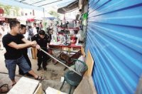 土狗發(fā)狂咬傷自己主人 民警兩槍將狗擊斃(圖)