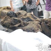 湖北荊州“母子同穴”古墓棺內(nèi)清理過程