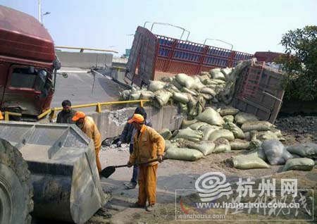 現(xiàn)場(chǎng)坍塌的橋面和四腳朝天翻倒的貨車。