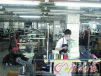 廣州上下九步行街再現(xiàn)1元衣服 服裝廠“半停工”和