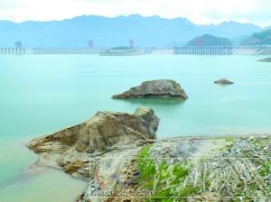23日，三峽水庫壩前水位降至152.95米，庫底山巖露出水面。