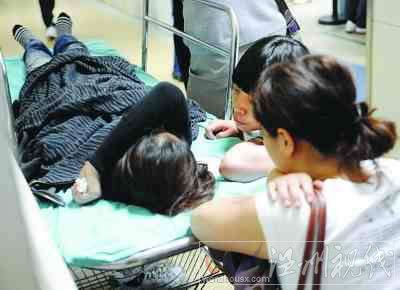 輕生女子在醫院以臂遮面，情緒激動