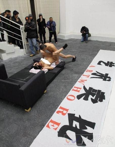 3月20日，成力正在進(jìn)行行為藝術(shù)表演，表演之后他和搭檔就被警方帶走了。