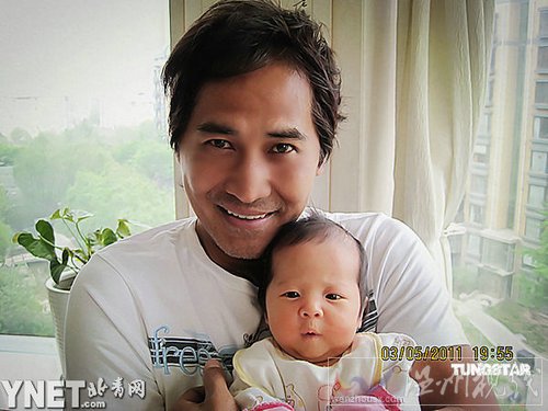 齊秦首度女兒和太太的合照