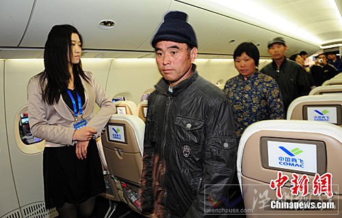 資料圖：一批在北京工作的農(nóng)民工自發(fā)參觀由科學技術(shù)部等單位主辦的&ldquo;&lsquo;十一五&rsquo;國家重大科技成就展&rdquo;，并登上中國商用飛機有限責任公司制作的中國C919大型客機樣機現(xiàn)場觀摩。中新社發(fā) 鄒憲 攝  