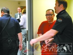 賴昌星于溫哥華時間22日在加警押送下飛往中國