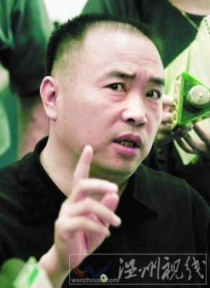 賴昌星于溫哥華時間22日在加警押送下飛往中國