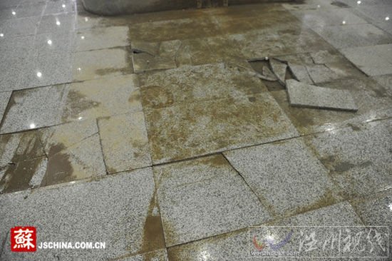南京暴雨致高鐵南站出現(xiàn)漏水地基下沉(組圖)