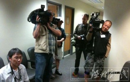 等候開庭的記者。（加拿大《環(huán)球華報》）