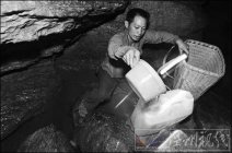 貴州特旱縣晴隆縣農民每日到溶洞背取生活用水