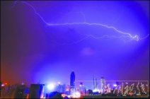 雷電預(yù)警:武漢雷雨兇猛