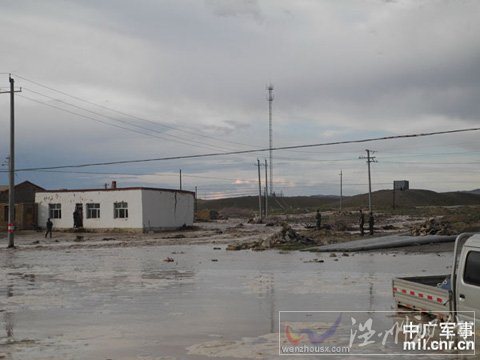 新疆青河暴發(fā)山洪 武警交通部隊(duì)火速搶險(xiǎn)