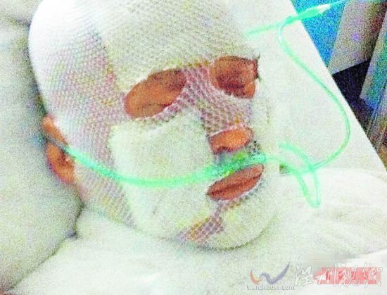 齊秦躺在醫(yī)院戴氧氣管。