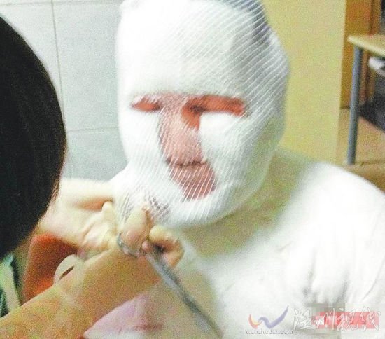 醫(yī)護人員替齊秦拆除紗布 。