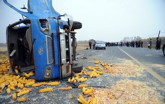 農(nóng)用車(chē)迎面撞爛寶馬