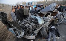 農用車迎面撞爛寶馬 結果農用車內兩人沒傷寶馬車內