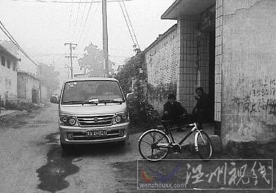 2010年10月10日，鎮(zhèn)干部24小時(shí)在&ldquo;老上訪戶&rdquo;家門口附近蹲守。韓紅濤供圖