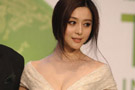 范冰冰爆乳裝擠胸?fù)岀R 東京電影節(jié)綠毯眾女星拼胸春