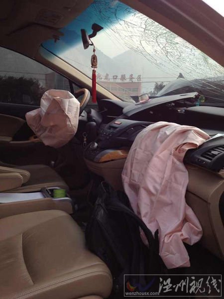 車內(nèi)氣囊彈出。