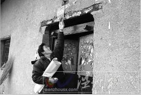 男子掘人墳?zāi)? oldsrc=