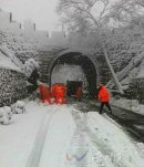 杭州臨安昌化降雪導(dǎo)致公路雪阻、塌方 造成經(jīng)濟(jì)損失