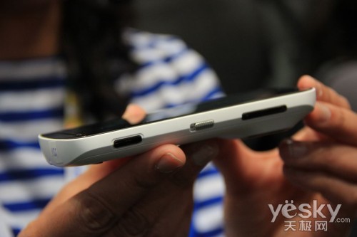 圖為：諾基亞 808 PureView 手機